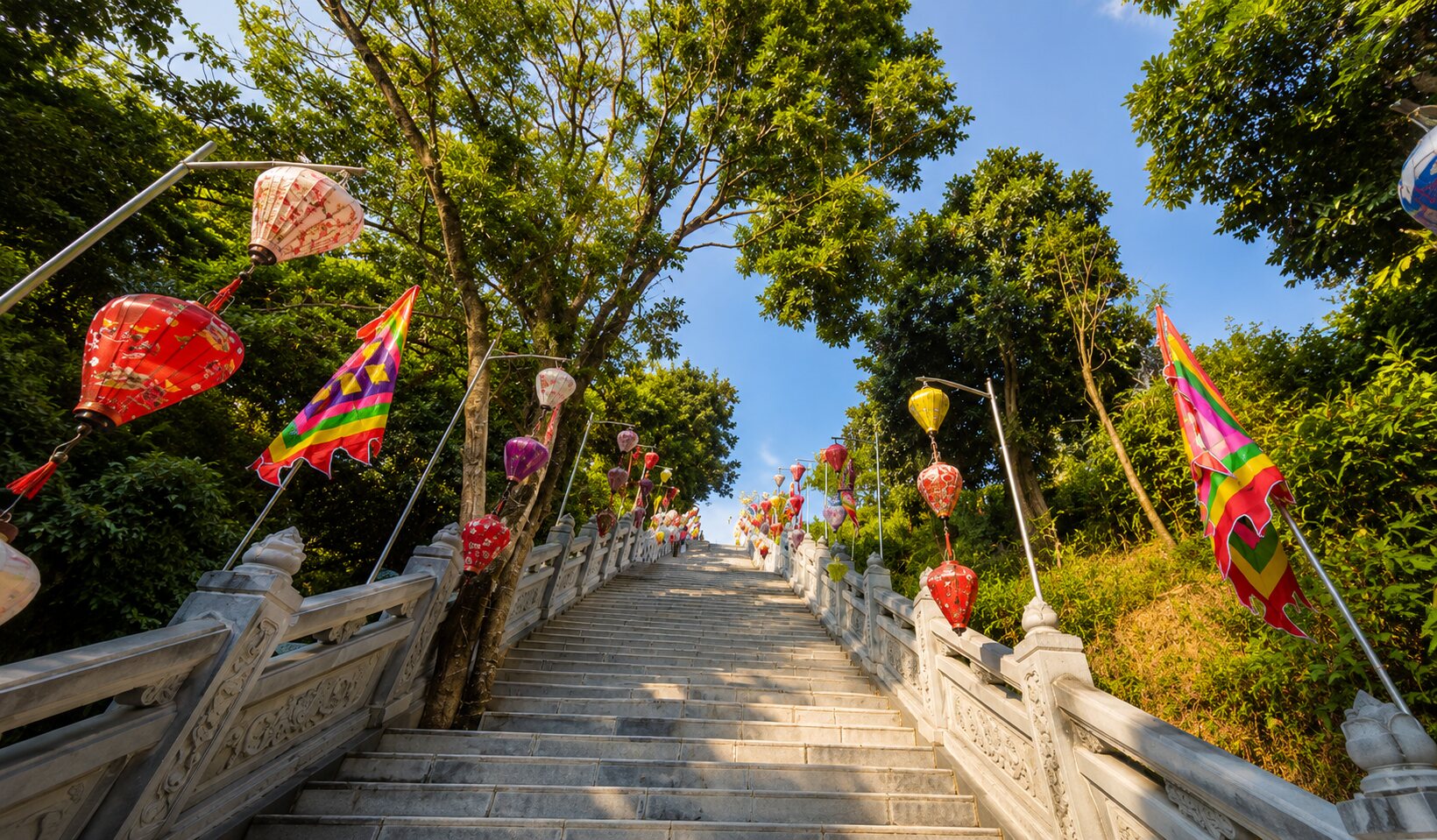 Lối đi lên mộ Ông Hoàng Bảy
