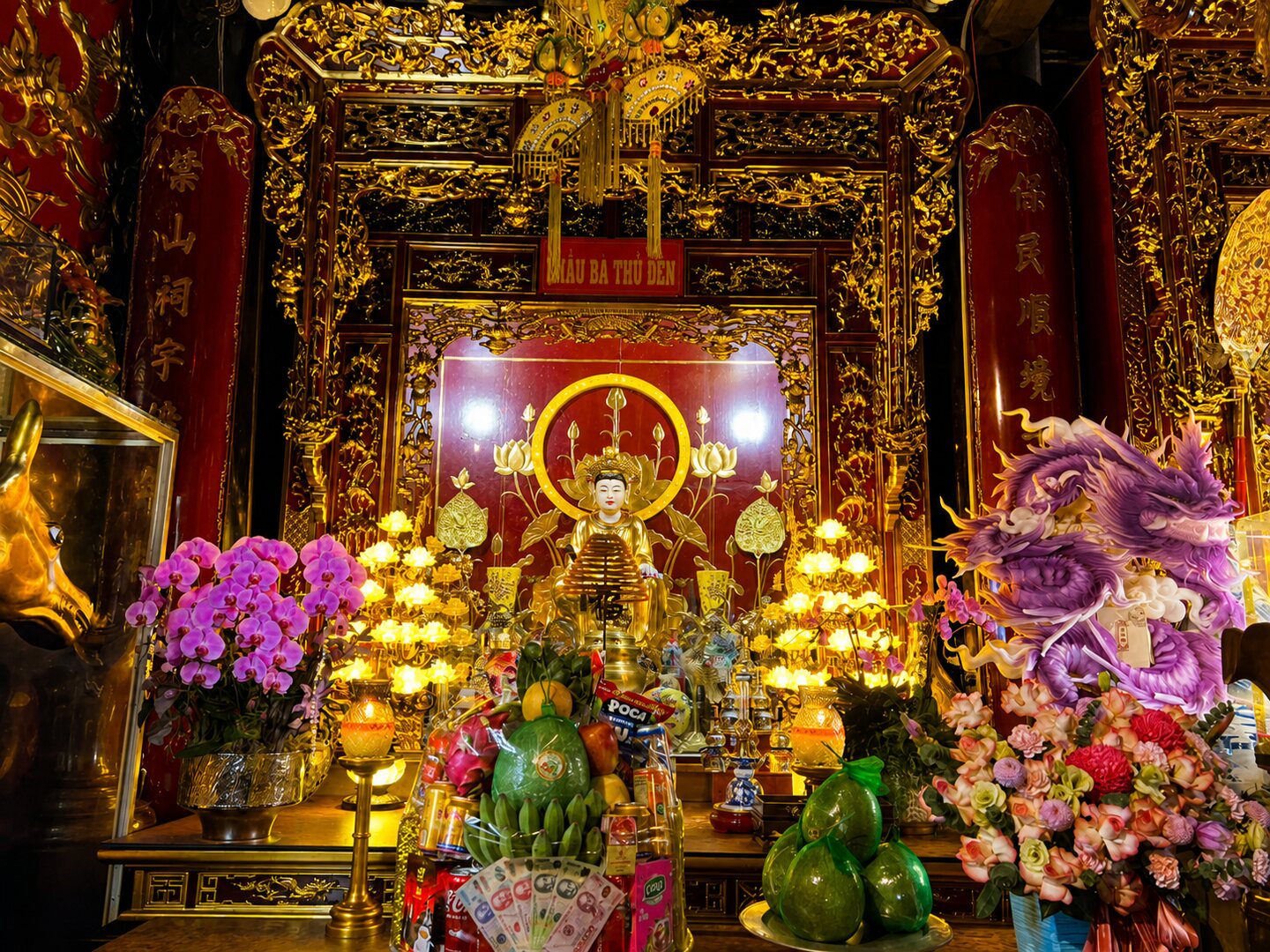 Không gian lễ bái trong đền